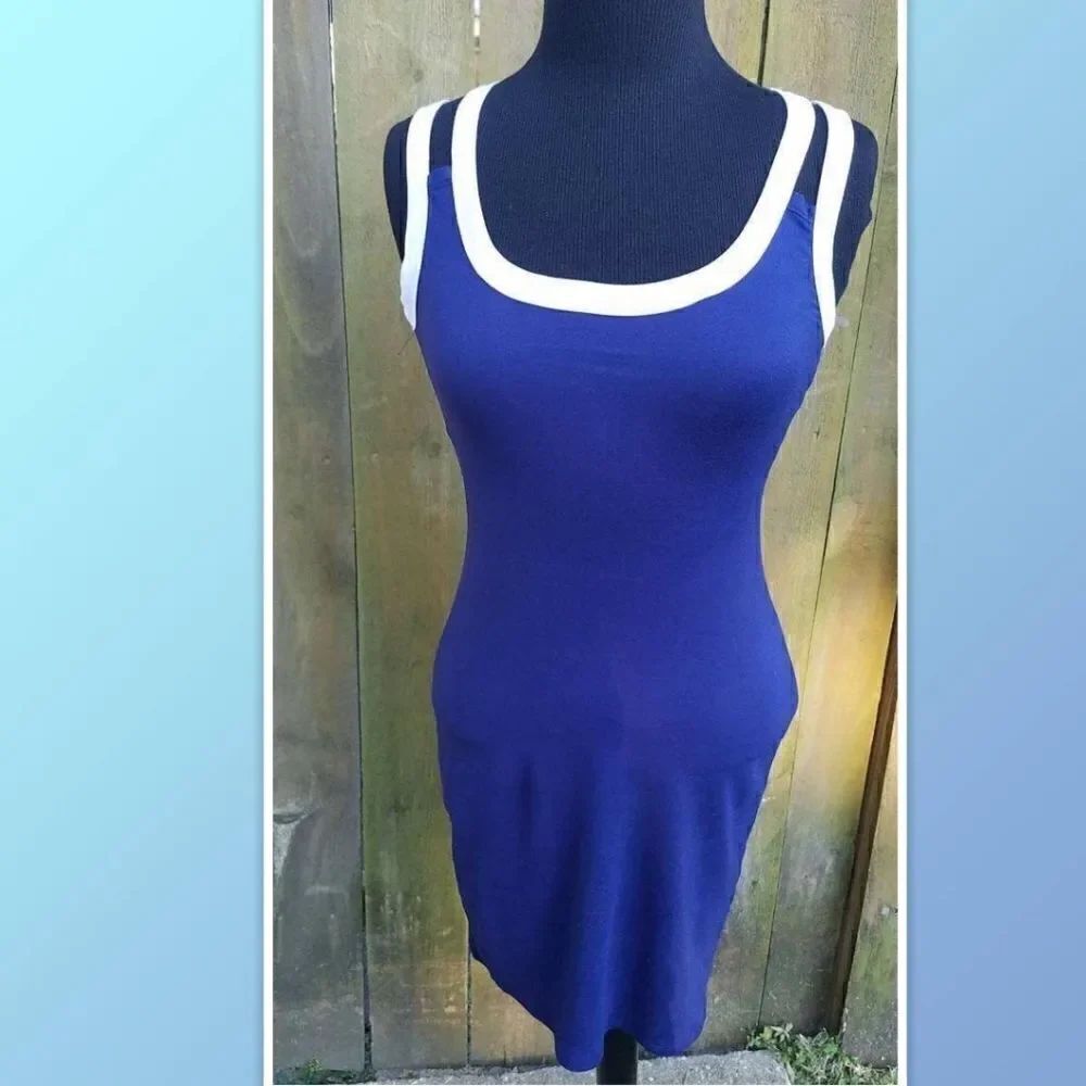 💕Absolutely love it!! Body glove dress. Size M. Navy with white trim! Picture 